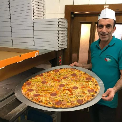 51. Familienpizza ca. Ø 60cm